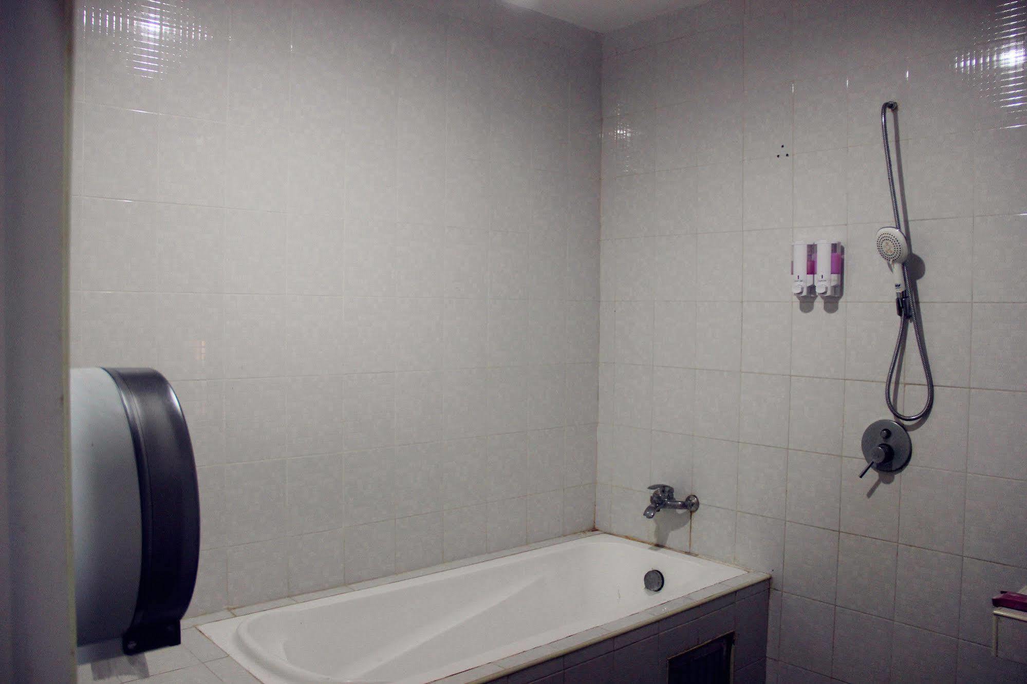 Dengba Hostel Phuket Patong Dış mekan fotoğraf
